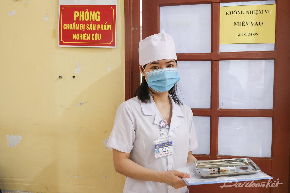 Các y bác sĩ đều chú trọng từng khâu, từng bước, đảm bảo các quy trình được thực hiện đúng theo quy định và hướng dẫn. Một dược sĩ của Sở Y tế tỉnh Hưng Yên thực hiện nhiệm vụ chuyên môn tại Trung tâm y tế huyện Văn Lâm, Hưng Yên. Ảnh: Quang Vinh. 