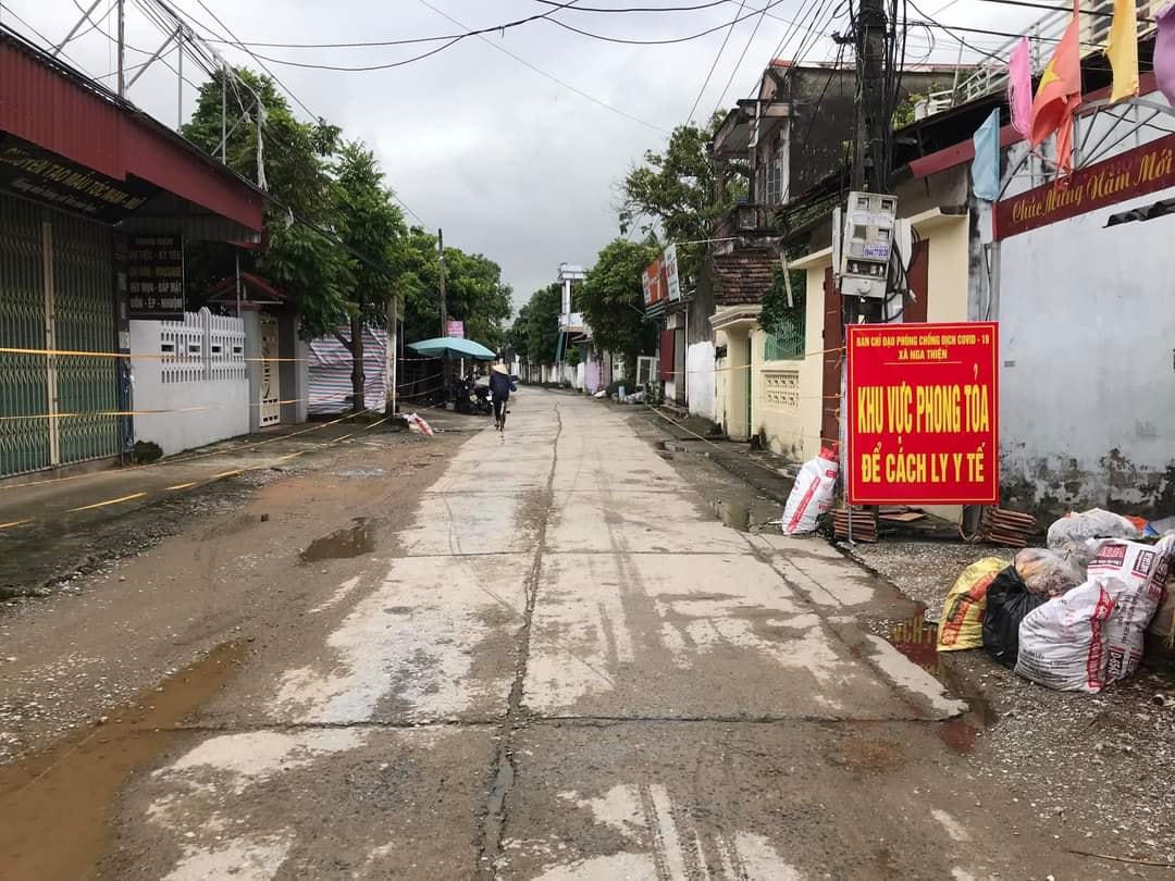 Chốt kiểm dịch tại xóm 4, xã Nga Thiện được dựng lên để kiểm soát người ra, vào địa bàn.