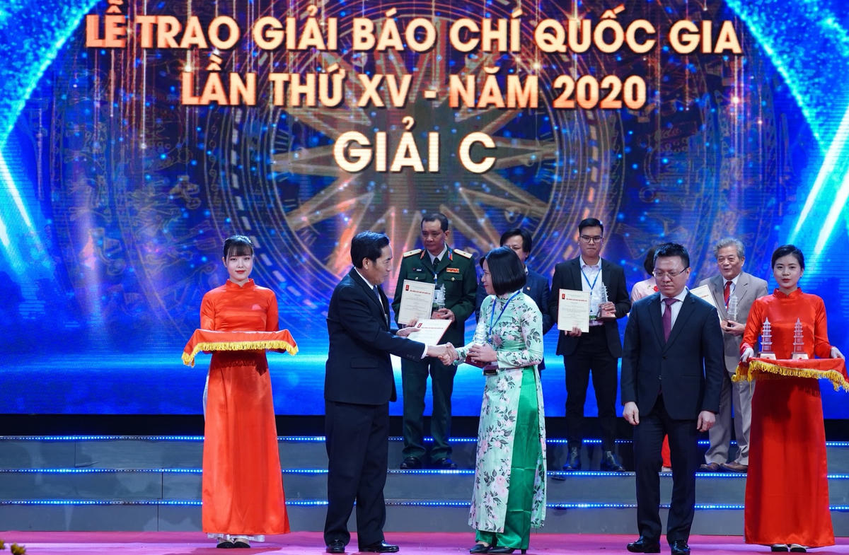 Nhà báo Nguyễn Phượng, Báo Đại Đoàn Kết đại diện nhóm tác giả nhận giải C với loạt bài "Người Mặt trận trên mặt trận chống Covid-19".