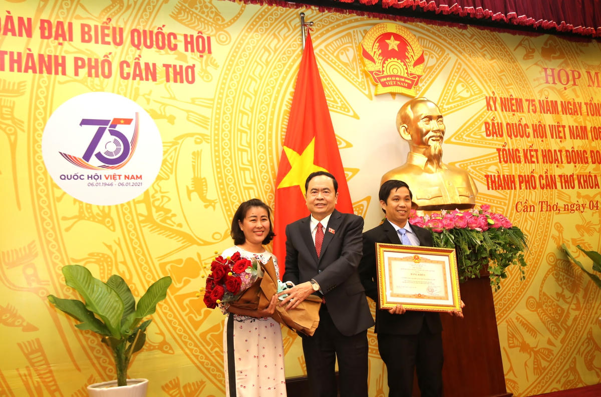 Chủ tịch Trần Thanh Mẫn tặng hoa cho đại diện Văn phòng Đoàn đại đại biểu Quốc hội TP Cần Thơ.