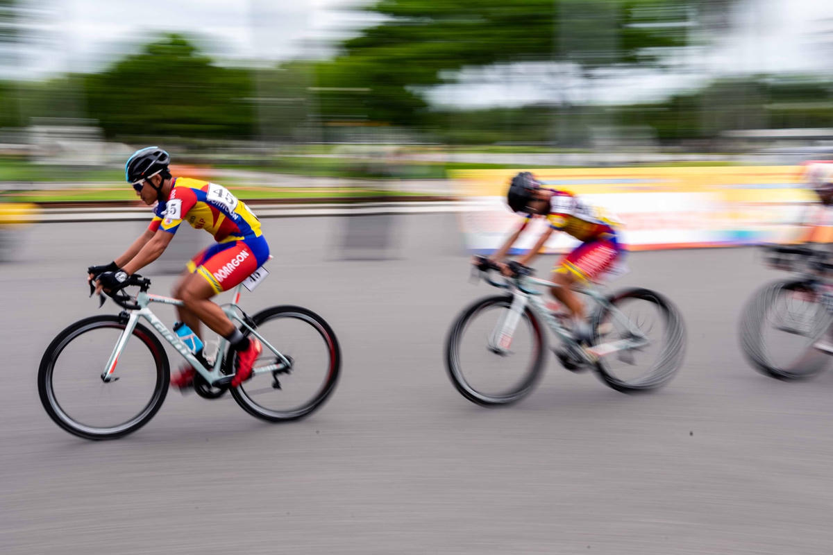 Các vận động viên bắt đầu bức phá.