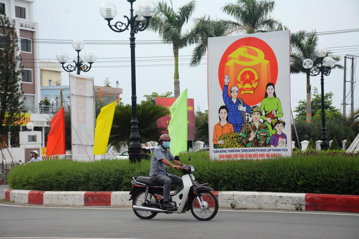 Khắp nơi ở Quảng Ngãi đâu đâu cũng có pano, cờ phướn tuyên truyền bầu cử.