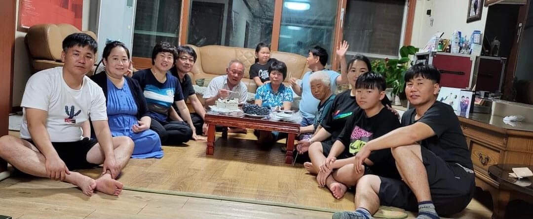 Ở Hàn vào dịp Tết Nguyên đán, các thành viên cũng quây quần bên nhau...