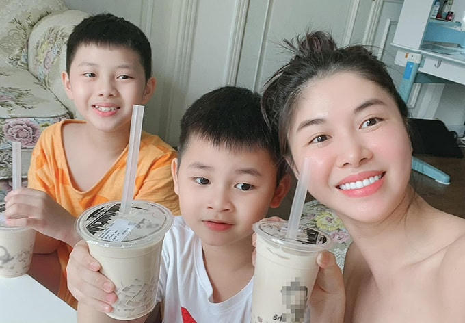 Thủy Anh - bà xã ca sĩ Đăng Khôi - mừng vì đã order được trà sữa yêu thích về nhà sau 3 tháng giãn cách xã hội. Cô mừng vì khu vực quận 7 (TP HCM), nơi gia đình cô sống, đã kiểm soát được dịch Covid-19 và các hàng quán đang dần mở cửa trở lại.