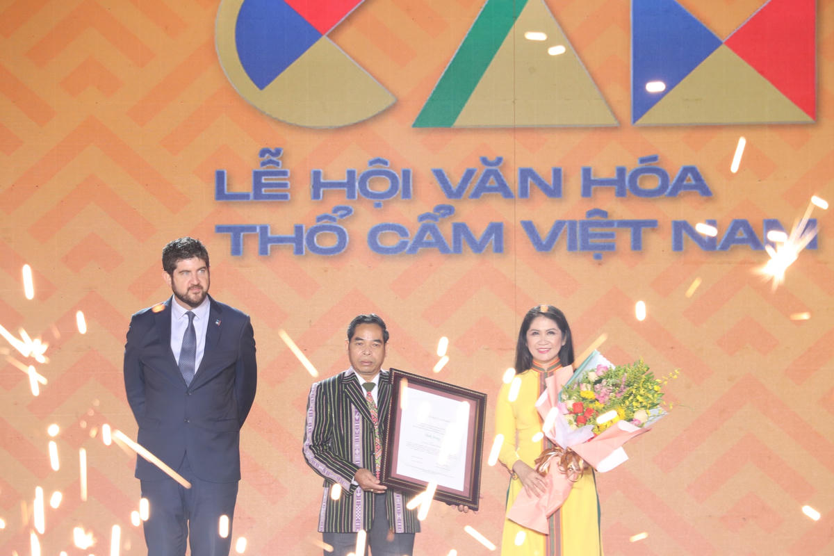 Đại diện tỉnh Đắk Nông nhận danh hiệu Công viên địa chất toàn cầu UNESCO.