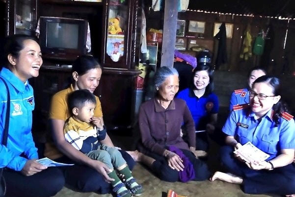 Cán bộ, Kiểm sát viên Viện KSND tỉnh Đắk Lắk tham gia Đoàn công tác liên ngành tuyên truyền, vận động người dân thực hiện chính sách, pháp luật của Nhà nước. (Ảnh: Nguyễn Trường Lưu).