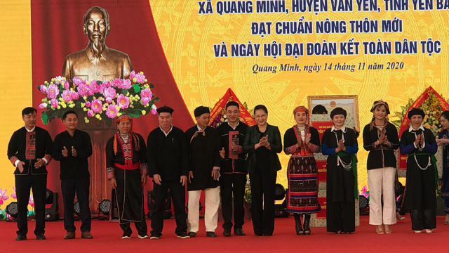 Chủ tịch Quốc hội Nguyễn Thị Kim Ngân tặng quà cho người dân xã Quang Minh.