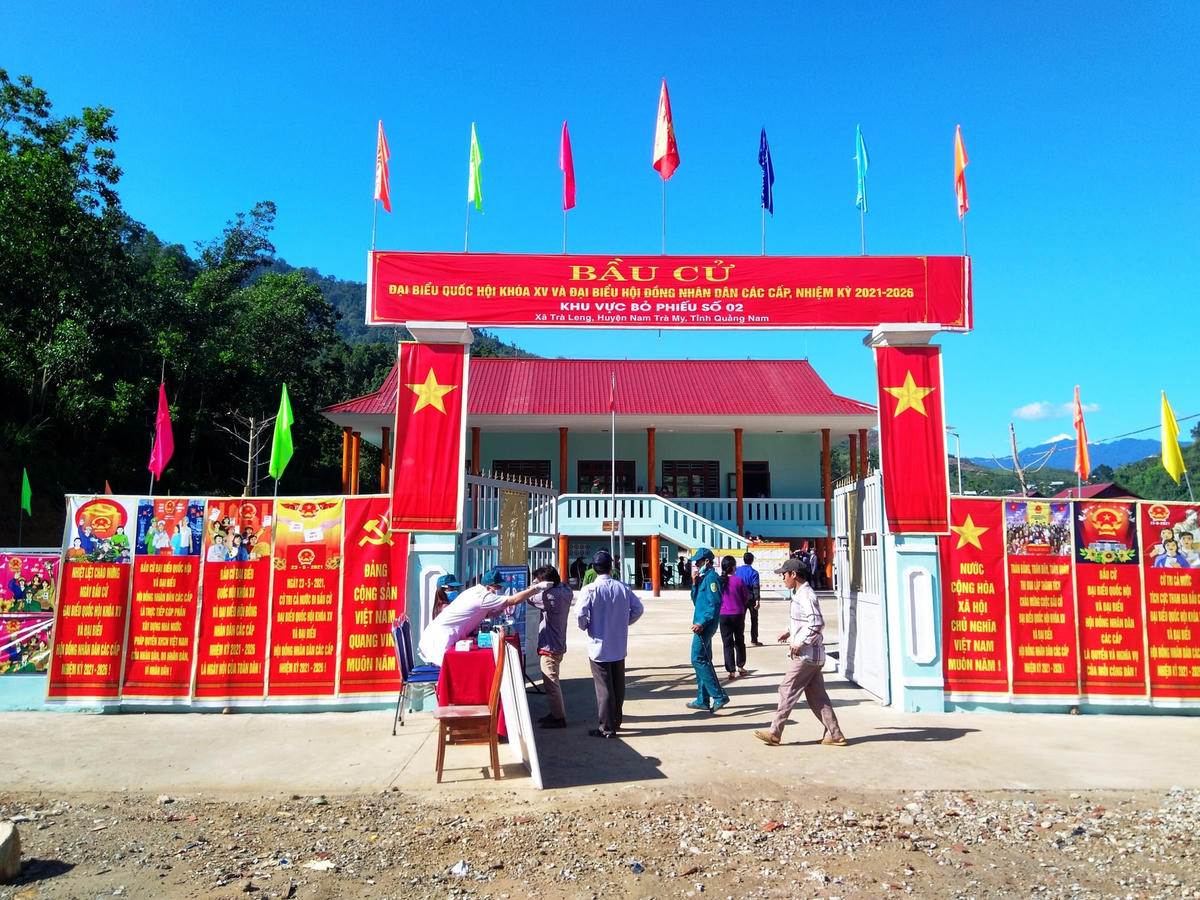 Cử tri đi bỏ phiếu ở khu vực số 2, xã Trà Leng.