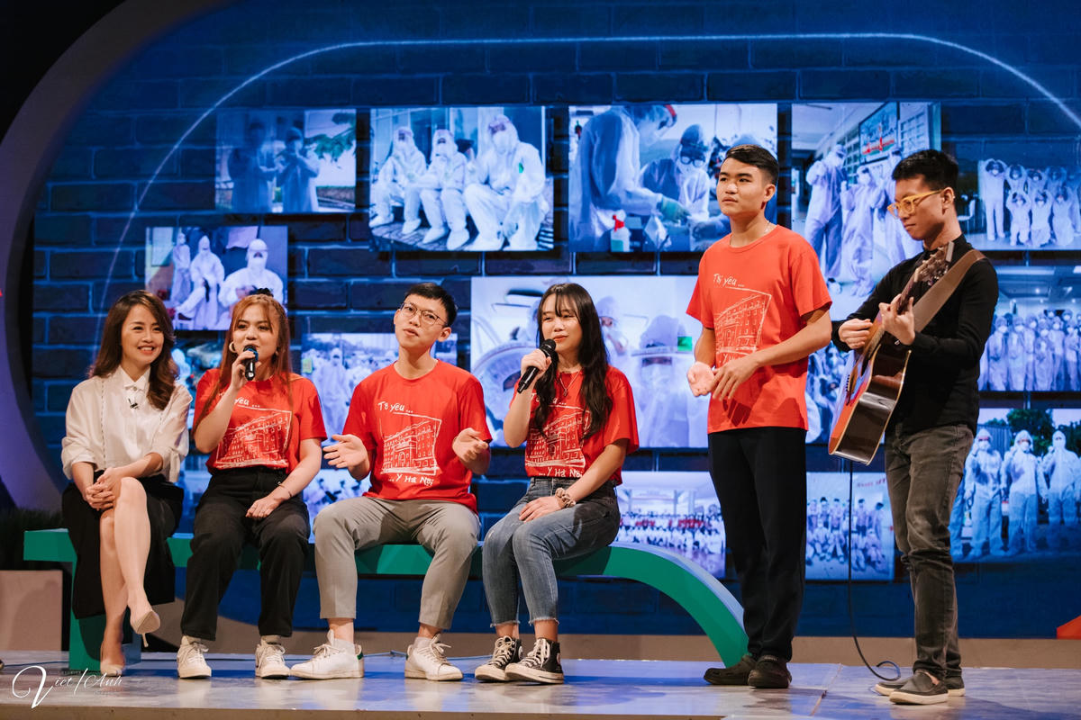 Các sinh viên trường Đại học Y Hà Nội thể hiện ca khúc "Covid nhanh đi đi".