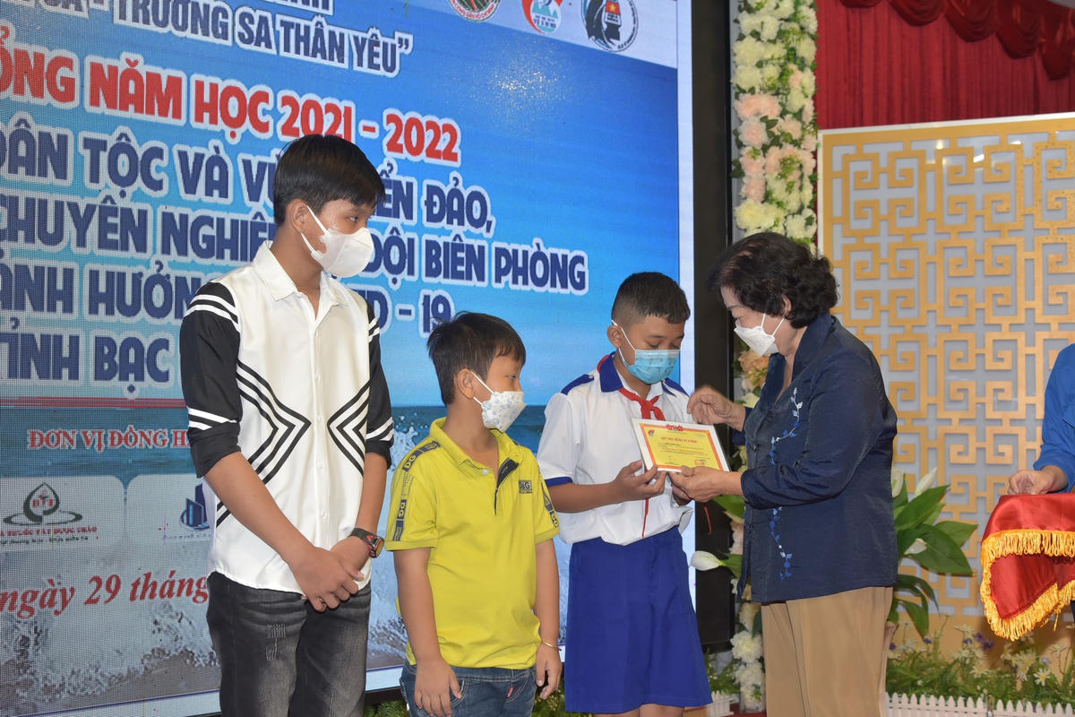 Nguyên Phó chủ tịch nước Trương Mỹ Hoa, Chủ tịch Quỹ học bổng Vừ A Dính, Chủ nhiệm Câu lạc bộ “Vì Hoàng Sa - Trường Sa thân yêu”  trao học bổng cho học sinh dân tộc thiểu số, học sinh vùng biển đảo tỉnh Bạc Liêu.