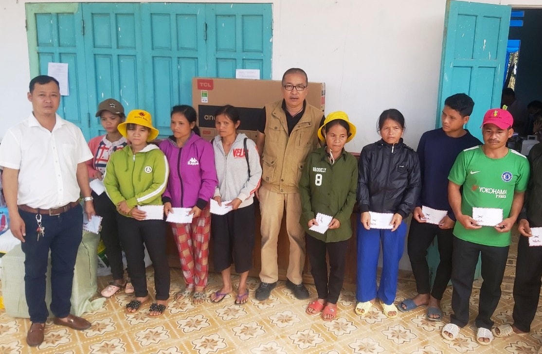 Trao qua cho các hộ gia đình có nhà bị sập do sạt lở núi.