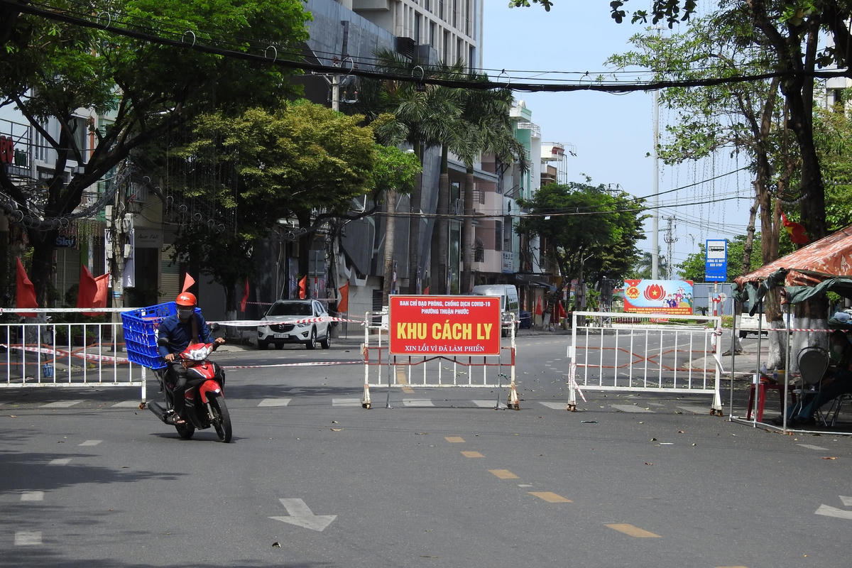 Đường Đống Đa và khu dân cư quanh "ổ dịch" bar New Phương Đông, được phong tỏa, cách ly vào 0h ngày 6/5. Ảnh B. Nguyên.