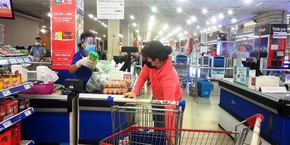 Người dân đến siêu thị mua hàng không quá đông.