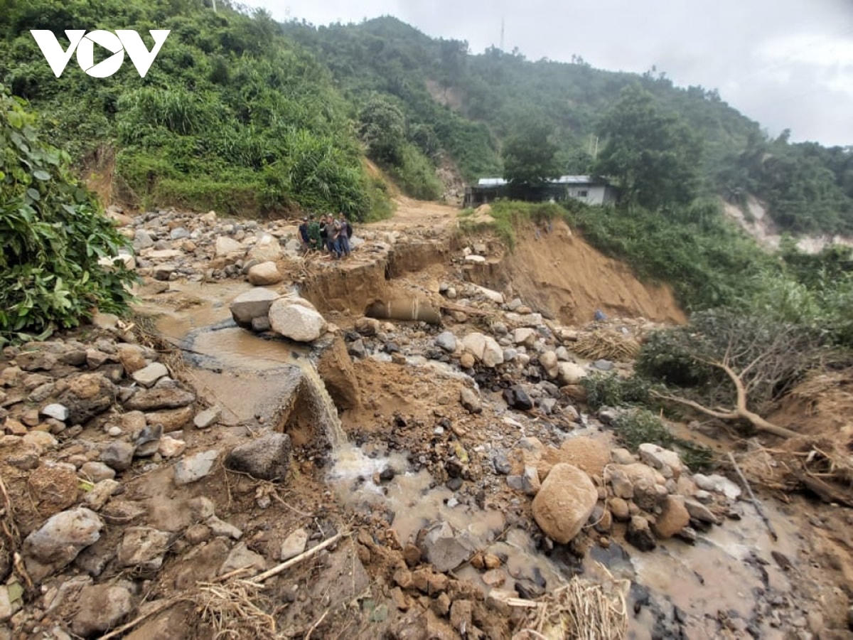 Đường ĐH 3 đi xã Phước Lộ bị cắt đứt.