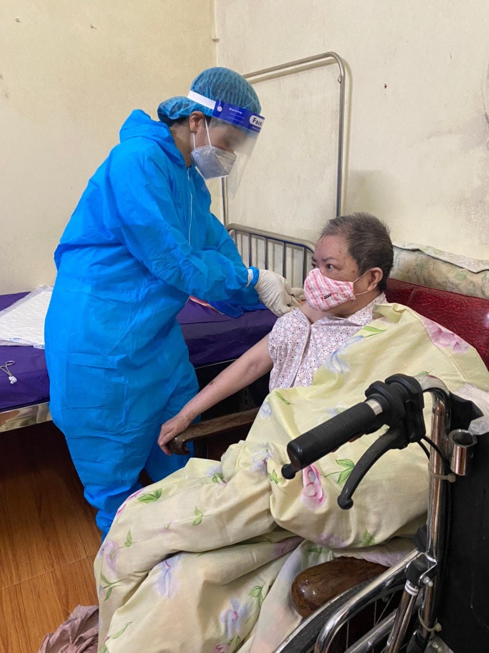 Tiêm vaccine tại nhà trên địa bàn quận Hoàn Kiếm.