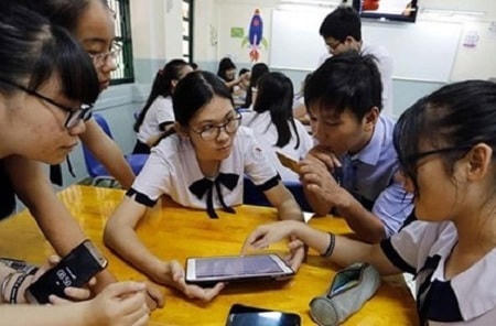 Kể từ ngày 1/11/2020, học sinh được sử dụng điện thoại trên lớp để phục vụ cho việc học tập. Ảnh minh họa.