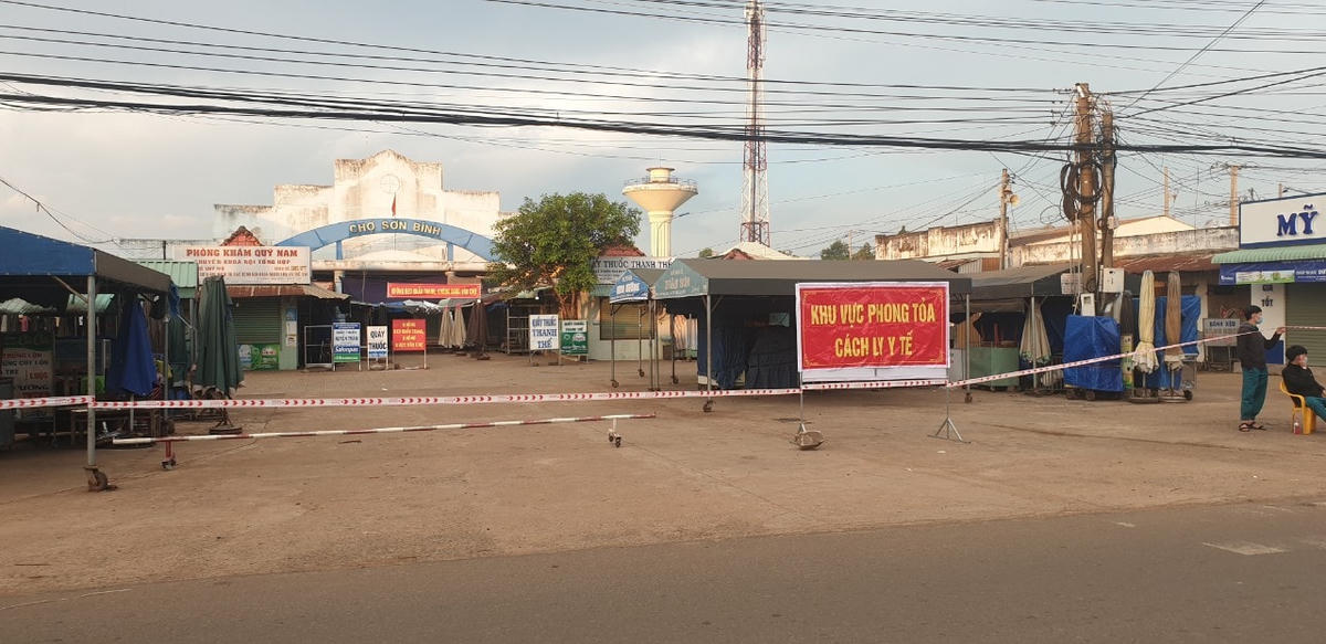 Phong tỏa chợ Sơn Bình, huyện Châu Đức (Bà Rịa - Vũng Tàu) nơi ghi nhận ca mắc Covid-19. Nguồn: NLĐO.