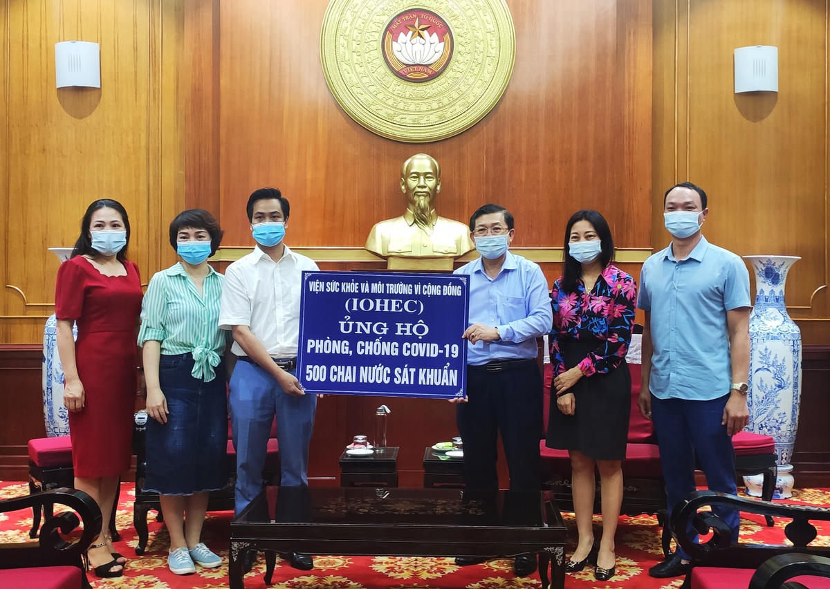 Phó Chủ tịch Nguyễn Hữu Dũng tiếp nhận ủng hộ từ Viện sức khỏe và môi trường vì cộng đồng (IOHEC).