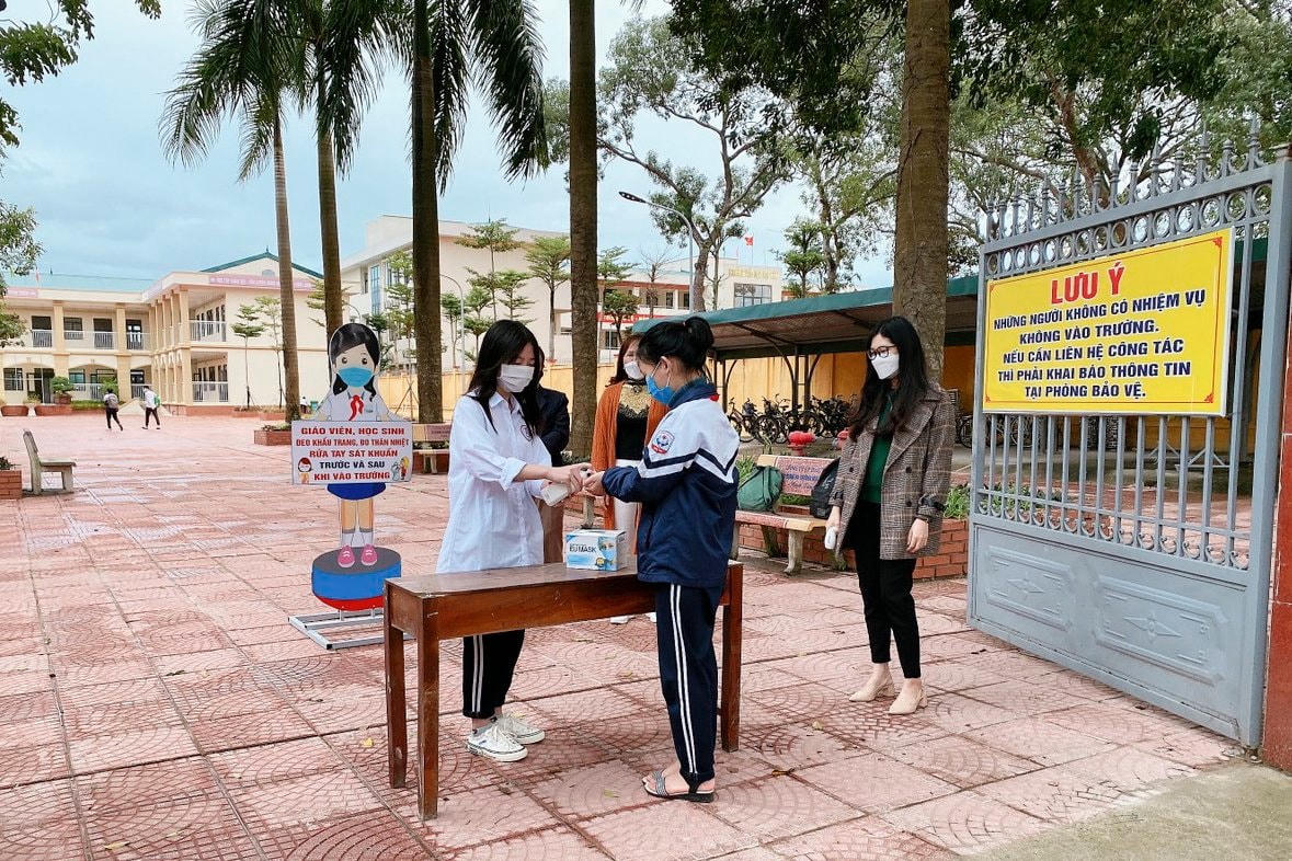 Học sinh Trường THCS Xuân Mai A, huyện Chương Mỹ sát khuẩn tay, đo thân nhiệt trước khi vào lớp học.