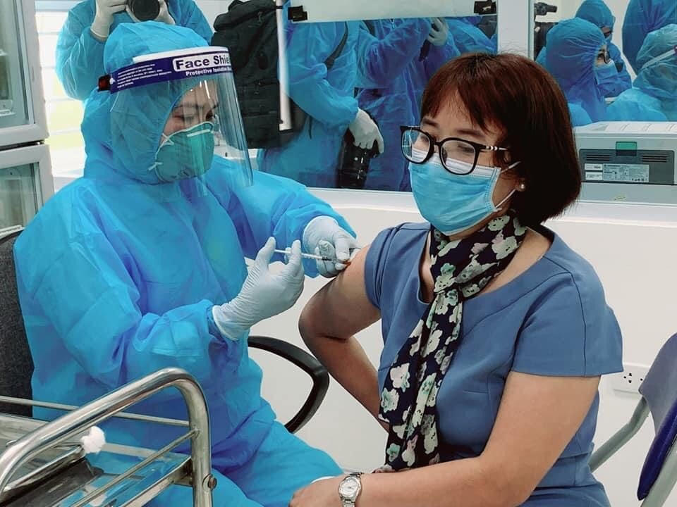 Chị Đặng Thị Thanh (Bệnh viện Bệnh Nhiệt đới trung ương) được tiêm vaccine Covid-19, sáng 8/3.