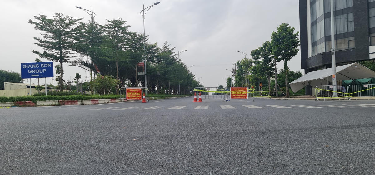 Cầu Khê Tang là một trong 36 chốt tăng cường kiểm soát người và phương tiện ra/vào vùng 1 của TP Hà Nội.