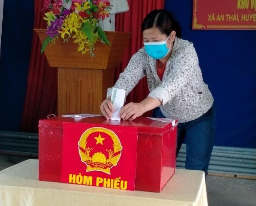 Ở nhà văn hóa thôn, cử tri đến bỏ phiếu được đảm bảo giãn cách để phòng, chống dịch.