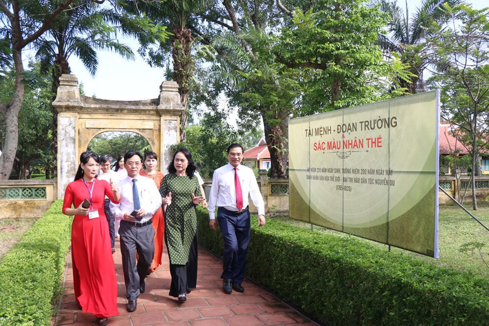 Du khách đến với Khu lưu niệm Đại thi hào Nguyễn Du.