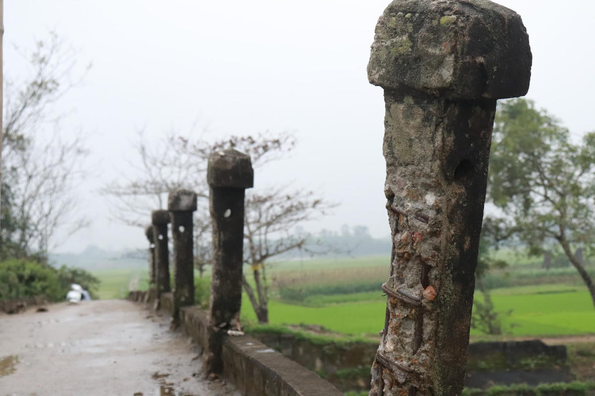 Phần lớn lan can trên cầu đã bị gãy đổ hoặc đang trong tình trạng xiêu vẹo, hư hỏng, gây nguy hiểm đến tính mạng người qua lại. Phần mặt cầu, lớp bê tông bong tróc, có nhiều điểm lún.