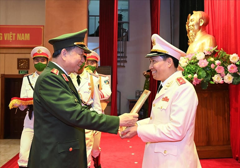 Bộ trưởng Tô Lâm trao Quyết định bổ nhiệm chức vụ Thứ trưởng Bộ Công an đối với Thiếu tướng Lê Văn Tuyến. Ảnh: Cổng TTĐT Bộ Công an.