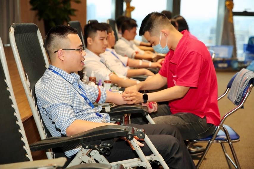 Hiến máu nhân đạo tại trụ sở FLC tại Hà Nội.