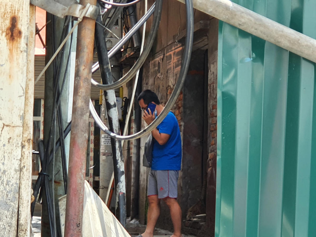 Nhiều người ra tận ngõ, tìm những khe hở để để có thể lấy hàng...