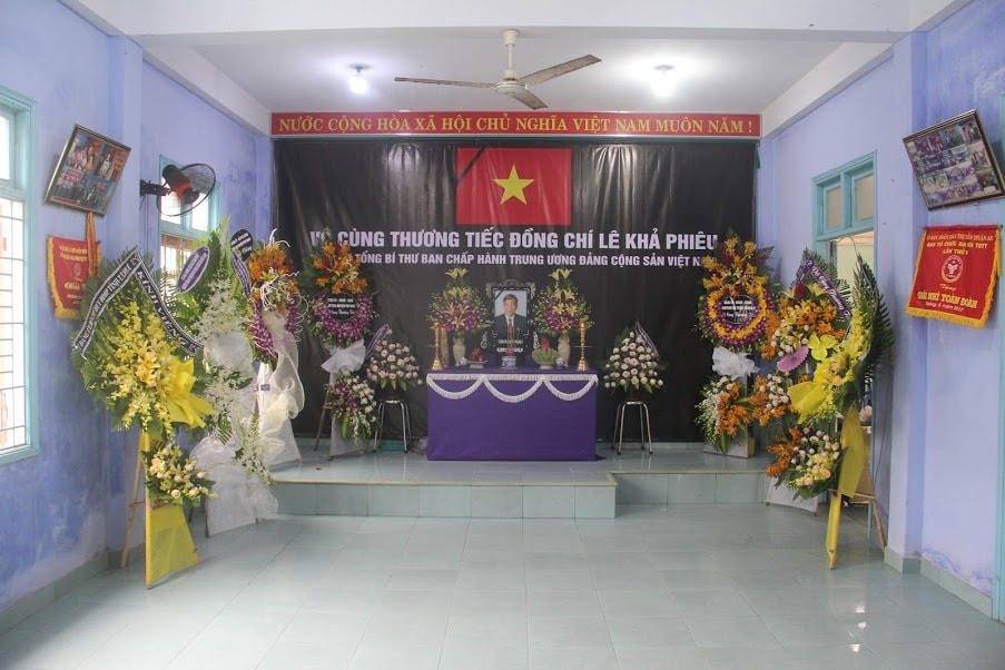 Người dân làng Rồng lập bàn thờ tưởng nhớ cố Tổng Bí thư Lê Khả Phiêu.