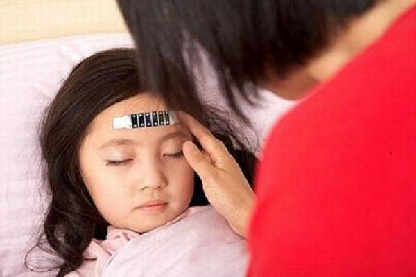 Trẻ tăng tiết mồ hôi kèm sốt kéo dài, cha mẹ nên đưa trẻ đi khám.