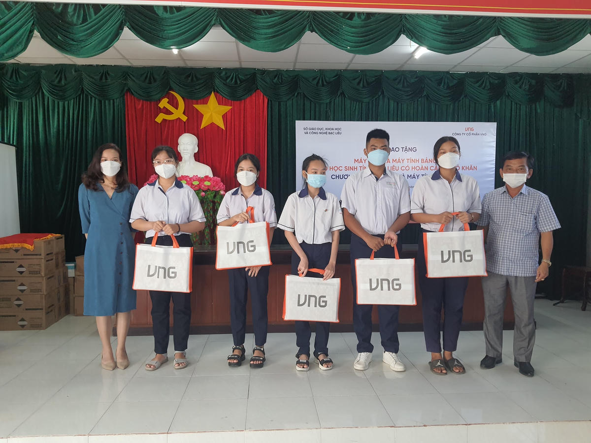 Các em học sinh có hoàn cảnh khó khăn ở Bạc Liêu nhận máy tính bảng trao tặng.
