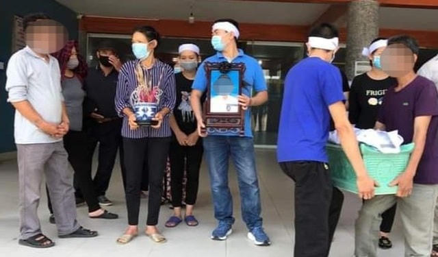 Người thân đau đớn đưa thi thể cháu Q. về địa phương an táng.