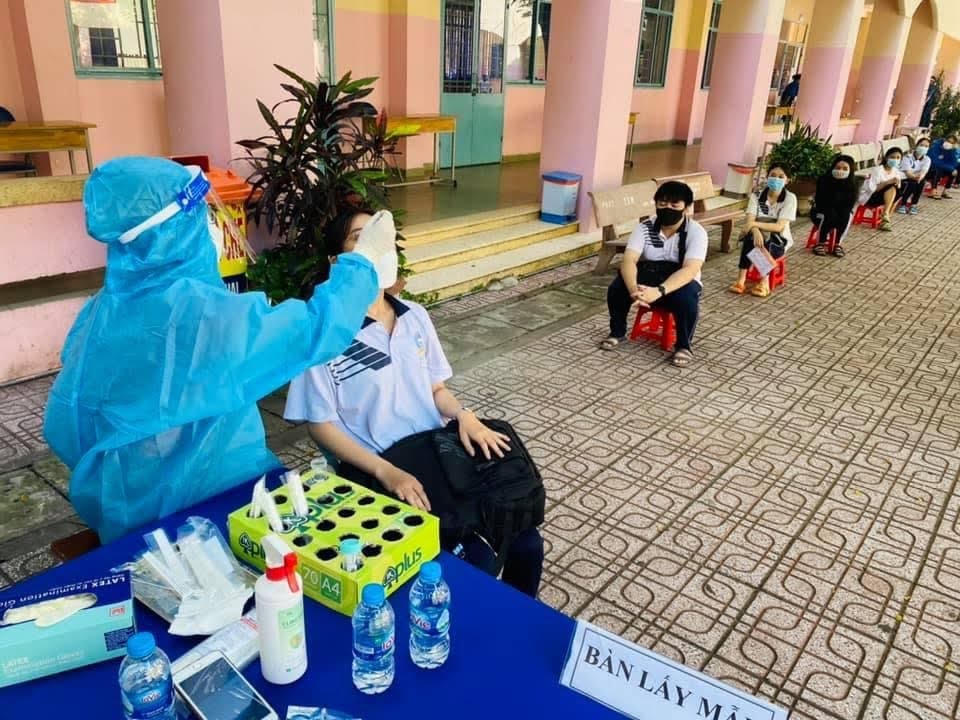 Học sinh tham gia lấy mẫu xét nghiệm Covid-19 trước khi thi ở TP HCM.