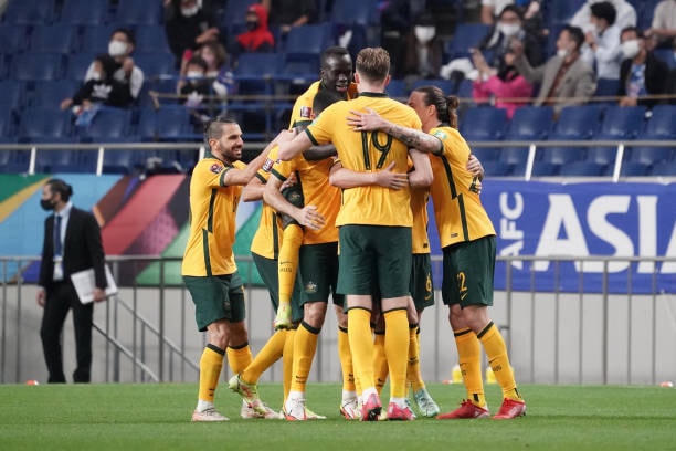 Australia có bàn gỡ hòa nhờ cú sút phạt hàng rào đẹp mắt của Hrustic.