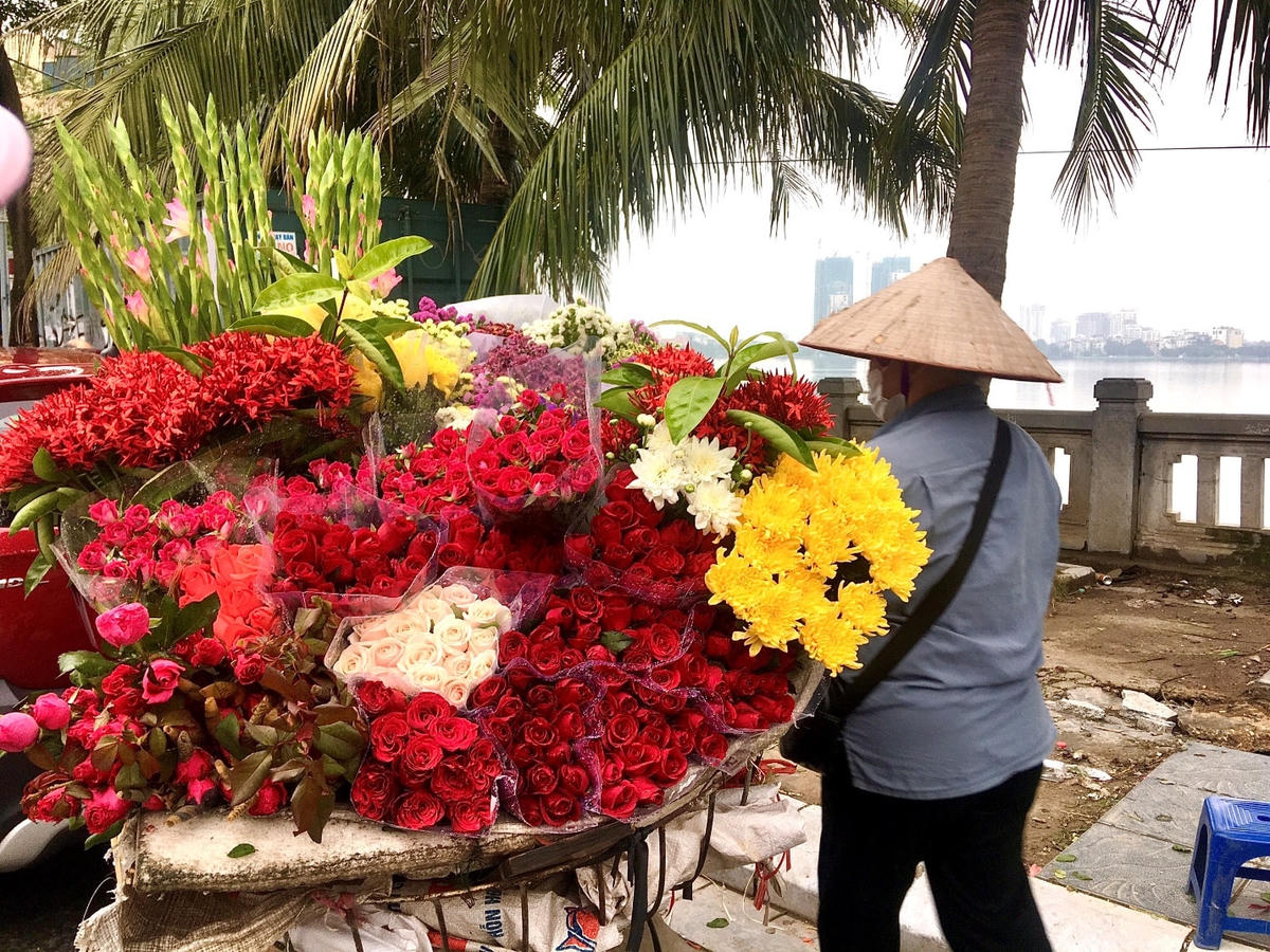 Cô Mai với thúng hoa theo chân mình đã hơn 7 năm.