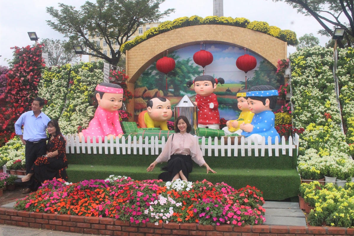 Mọi người vui vẻ tạo dáng bên các tiểu cảnh.