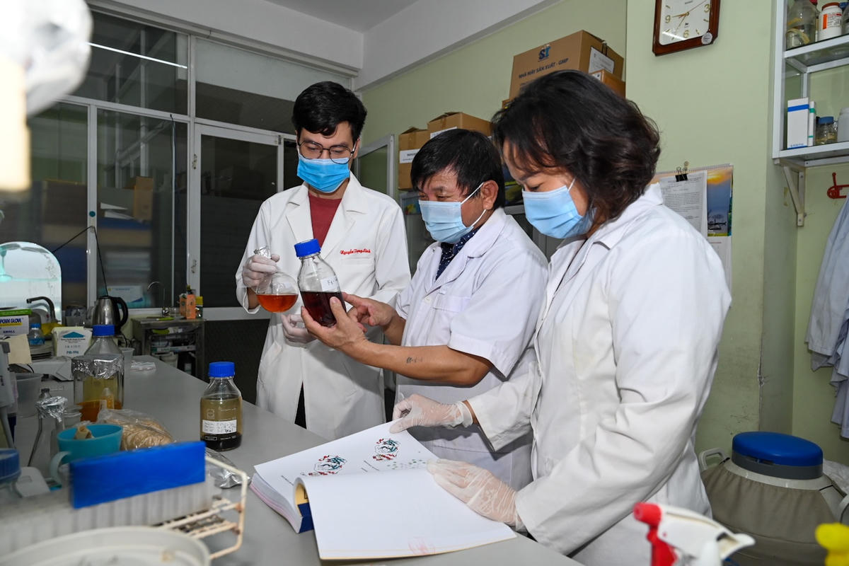 PGS.TS.NCVCC. Lê Quang Huấn (đứng giữa) và các cộng sự.