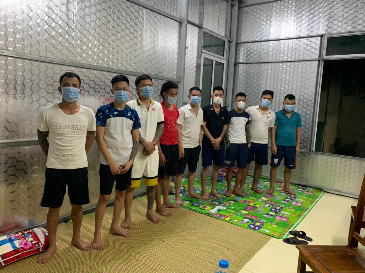 9 thanh niên tụ tập đánh bạc trong căn nhà có camera cảnh giới.