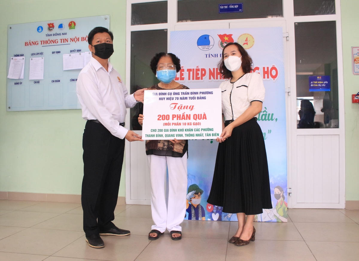Cụ Chắt trao tặng bảng tượng trưng ủng hộ 200 phần gạo cho người dân có hoàn cảnh khó khăn.
