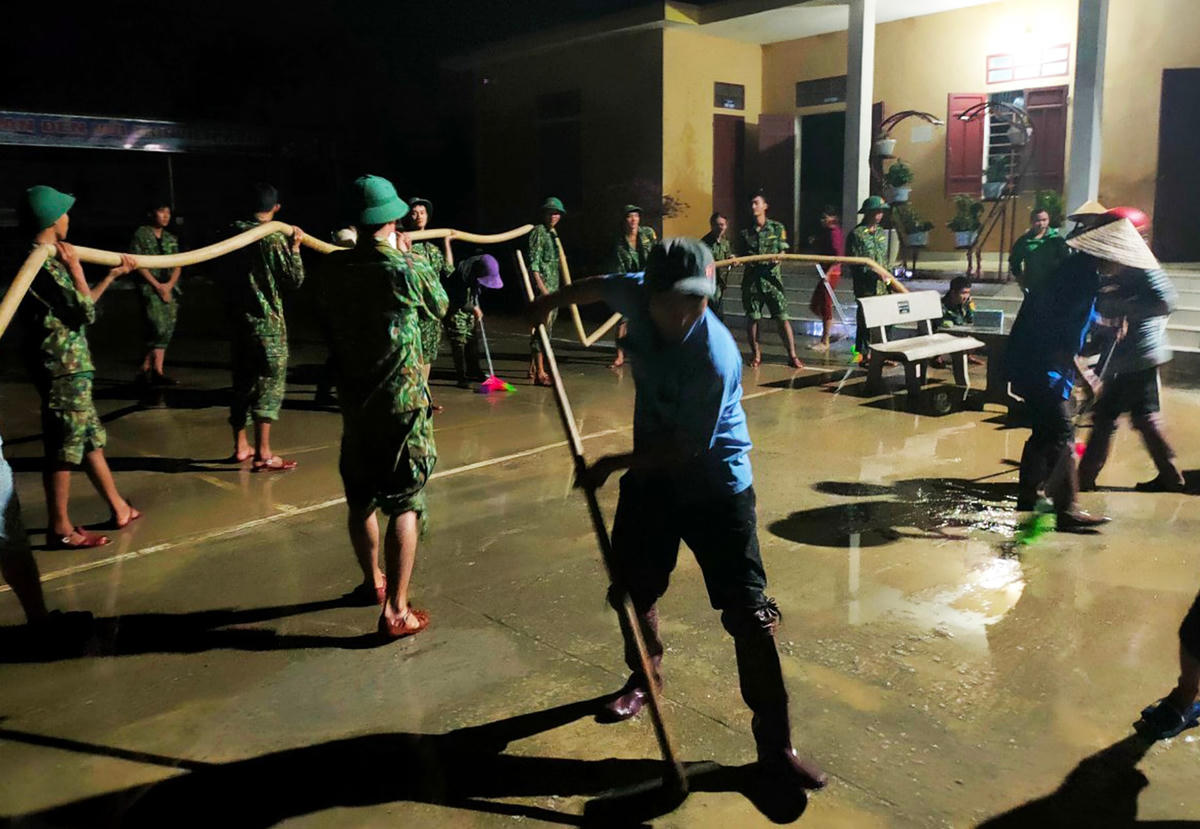 Bộ đội Biên phòng Quảng Bình giúp dân khắc phục hậu quả lũ lụt.