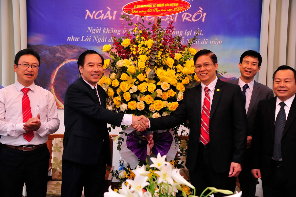 Phó Chủ tịch Ngô Sách Thực tặng hoa chúc mừng Hội thánh Tin Lành Việt Nam (miền Bắc). Ảnh: Mạnh Cường.