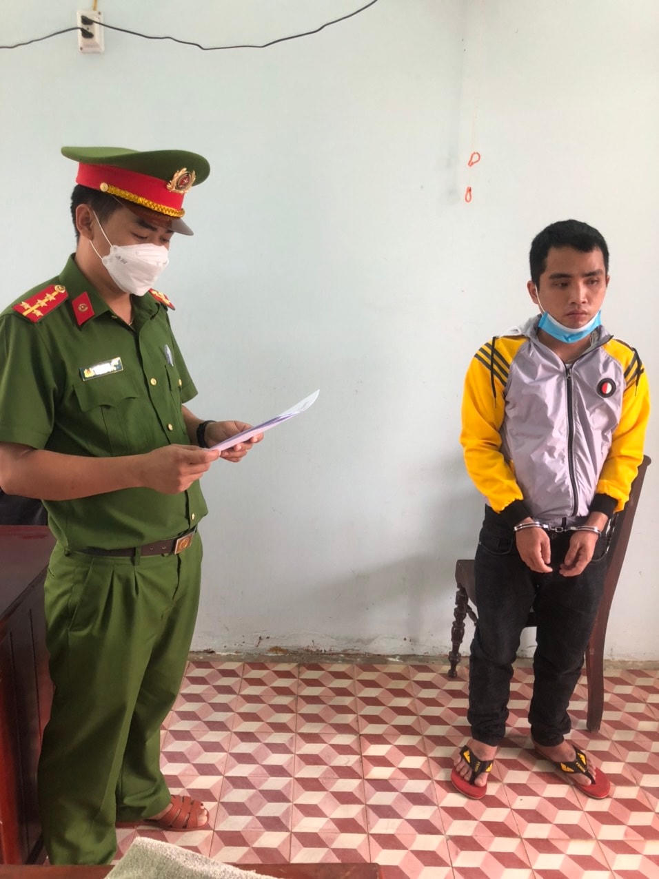 Công an huyện Thăng Bình đọc quyết định bắt Nguyễn Văn Hậu.