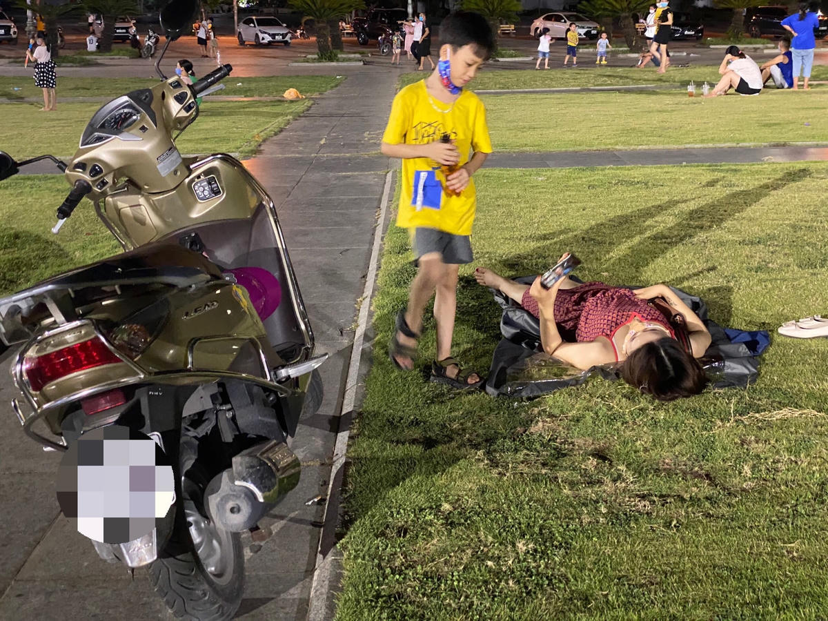 Có người còn nằm dài trên bãi cỏ để hóng gió.