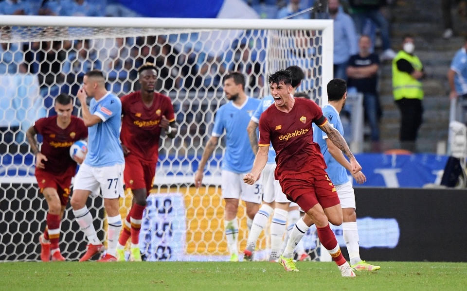 AS Roma 2 lần rút ngắn tỉ số nhưng không thể có điểm trước Lazio.