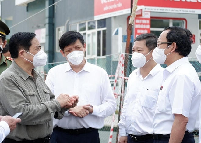 Thủ tướng Chính phủ Phạm Minh Chính trao đổi với với lãnh đạo Bộ Y tế và TP HCM về công tác phòng, chống dịch Covid-19.