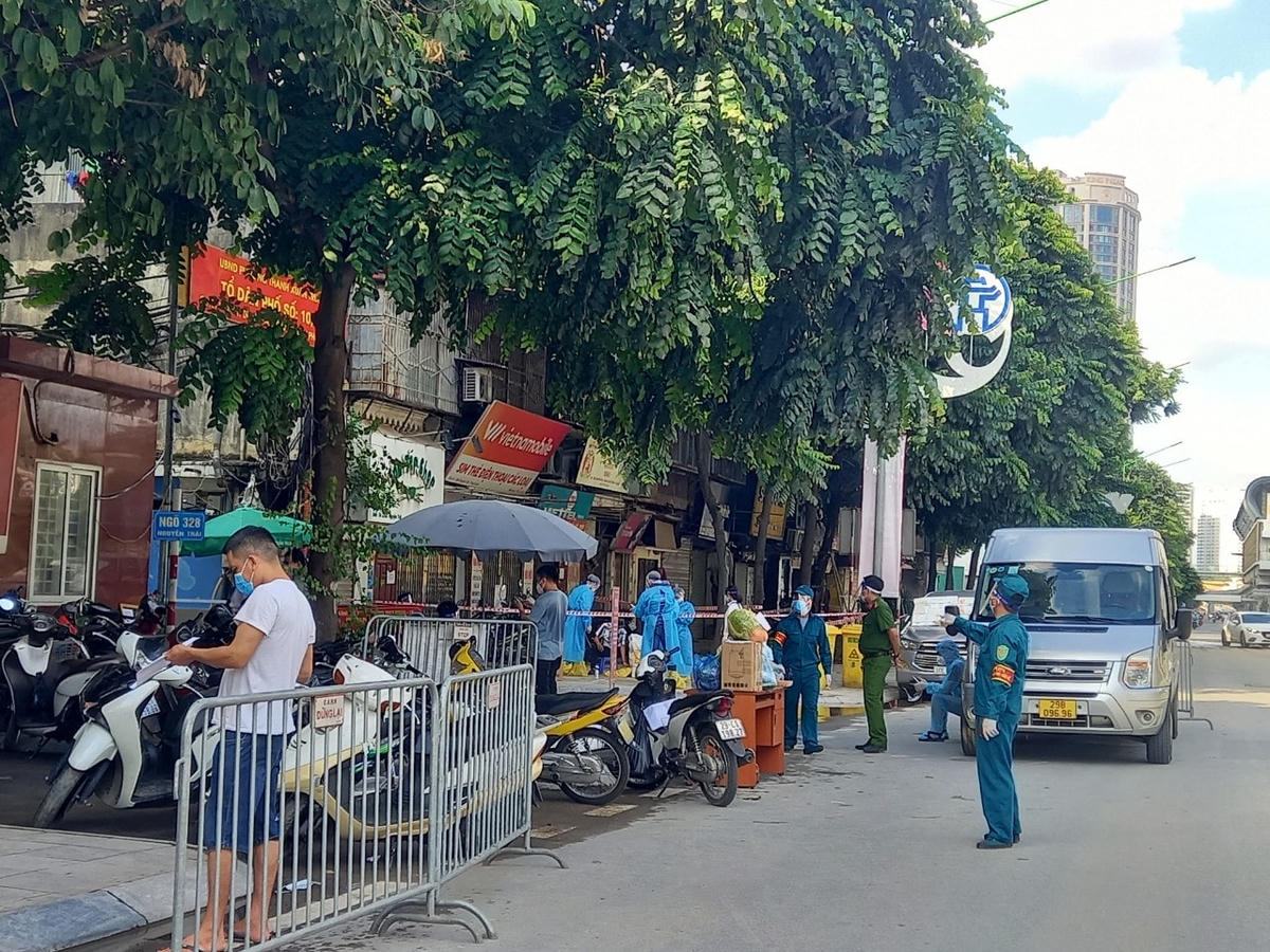 [ẢNH] Kiểm soát chặt, tiếp tục lấy mẫu xét nghiệm tại ngõ 328 và 330 Nguyễn Trãi