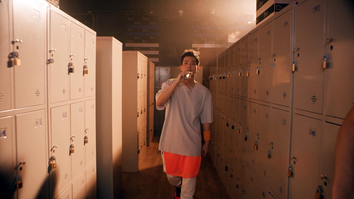 Quân A.P vẫn hết mình thi đấu dù không thể vào TP Hồ Chí Minh trình diễn trên sân khấu.